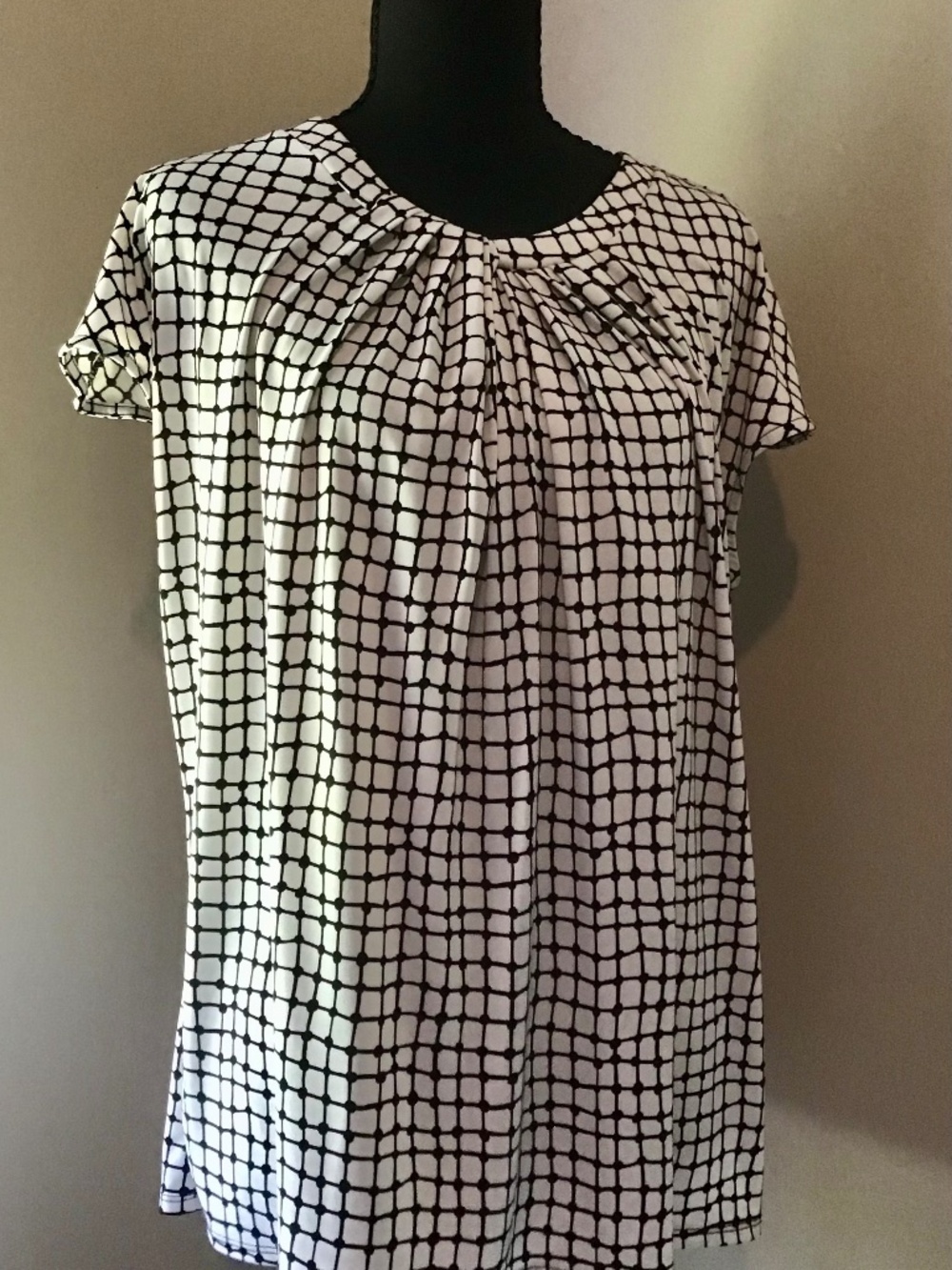Worthington, Size X-Large, Black & White